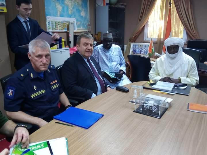 Le Ministre Nigérien de la Défense Nationale reçoit l’Ambassadeur de la Fédération de Russie au Niger