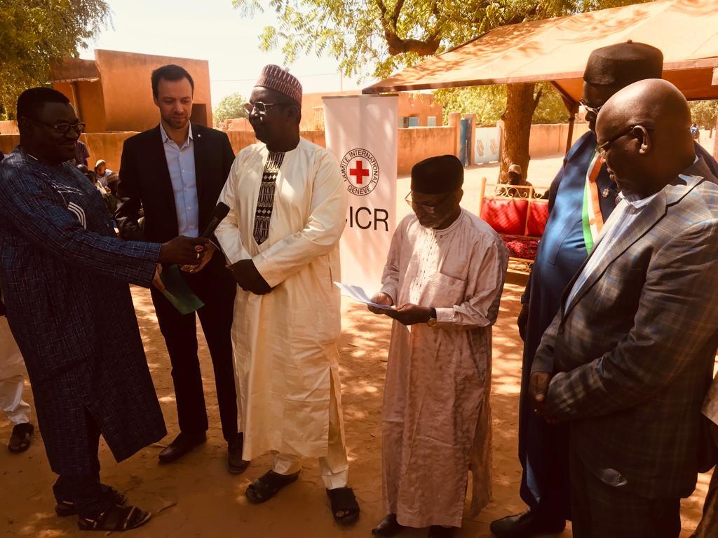 Tillabéri : Le CICR équipe l’hôpital de District de Ouallam  d’une salle équipée d’un appareil de radiographie